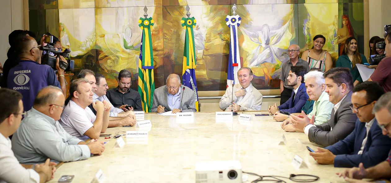Dr. Pessoa assina licitação para obra de rebaixamento da Avenida Miguel Rosa