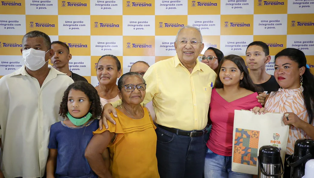 Dr. Pessoa com membros da comunidade teresinense