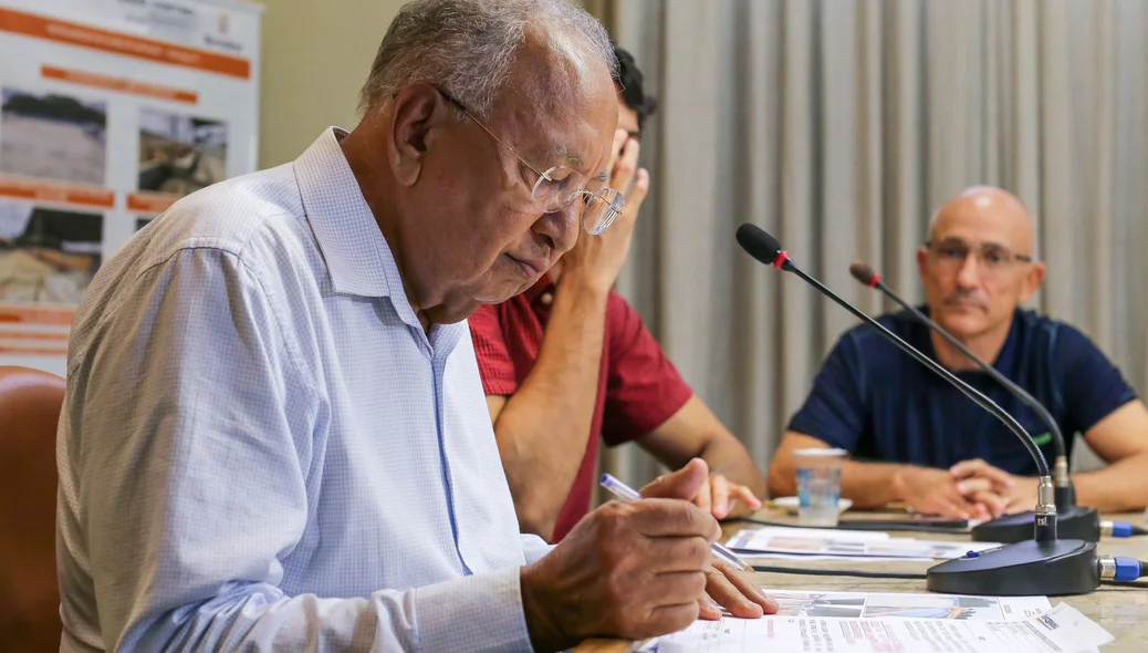 Dr. Pessoa durante assinatura da ordem de serviço para revitalização do Clube dos Servidor