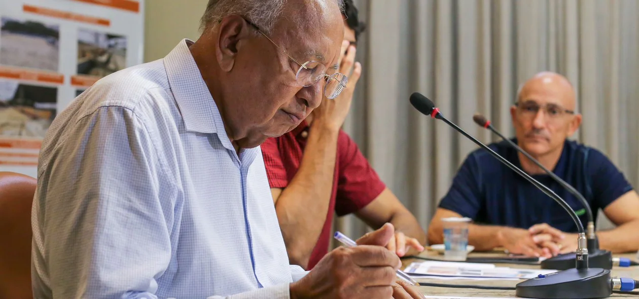 Dr. Pessoa durante assinatura da ordem de serviço para revitalização do Clube dos Servidor