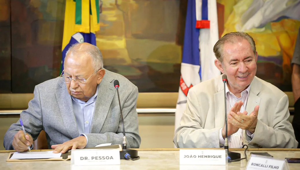 Dr. Pessoa  e João Henrique de Almeida em solenidade no Palácio da Cidade