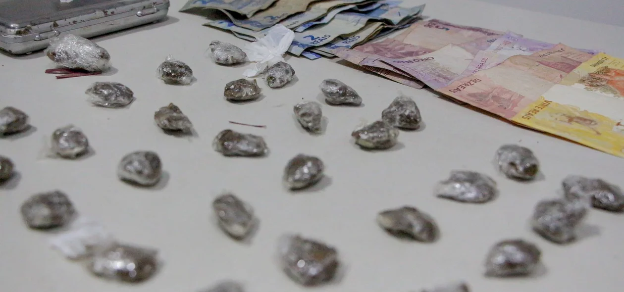 Drogas e dinheiro apreendidos na Operação 01
