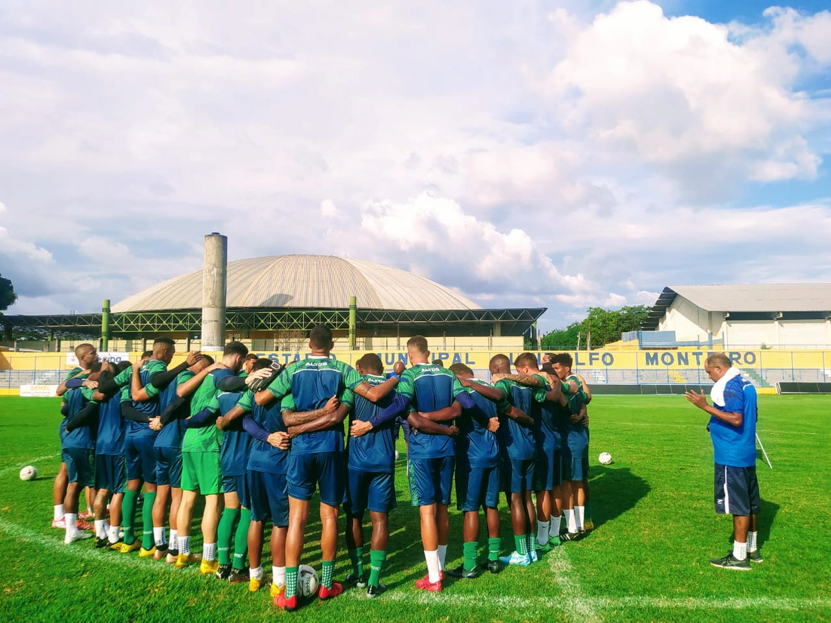 Elenco treinou no Lindolfo Monteiro