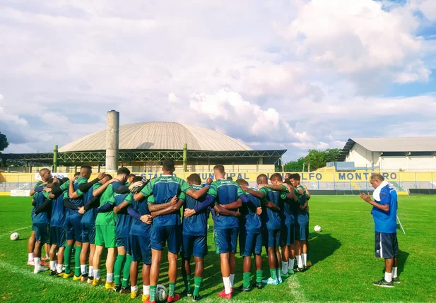 Elenco treinou no Lindolfo Monteiro