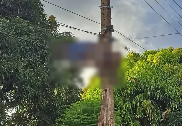 Eletricista ficou pendurado no poste