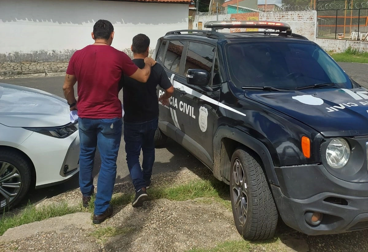 Empresário sendo conduzido pela polícia