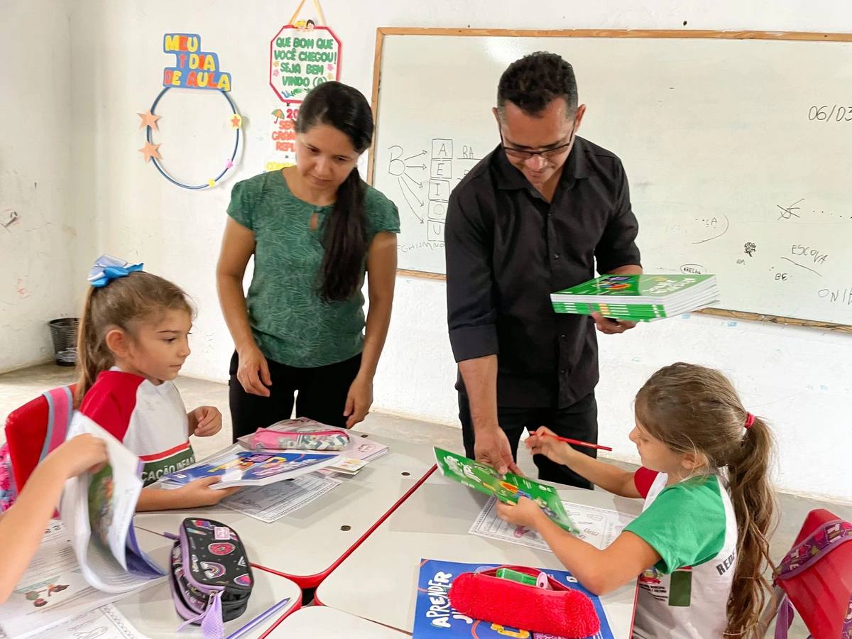 Entrega dos livros didáticos aos alunos