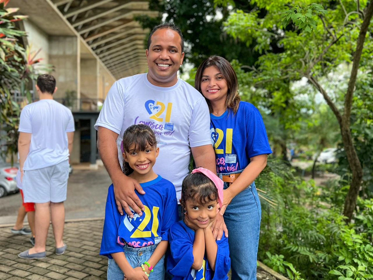 Enzo ao lado da família