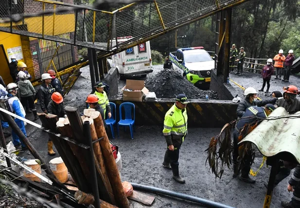 Equipe de resgate atua em mina de carvão após as explosões na Colômbia