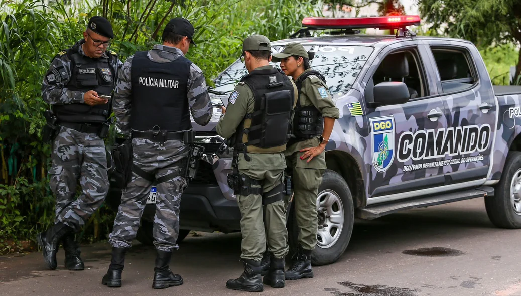 Equipe do DGO da PM no local do crime