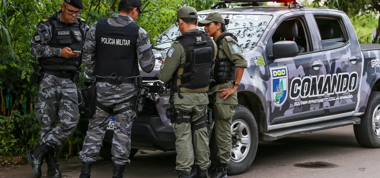 Equipe do DGO da PM no local do crime