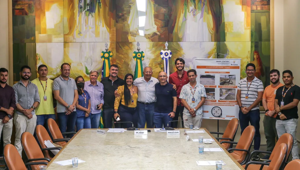 Equipe reunida no Palácio de Kanak
