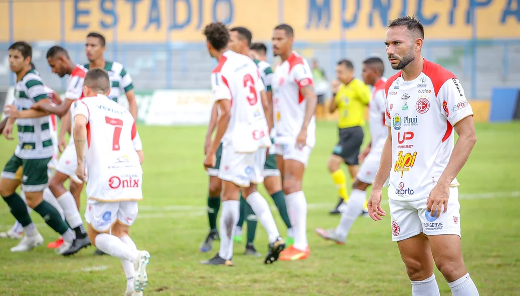 Equipe se prepara para defender bola aérea