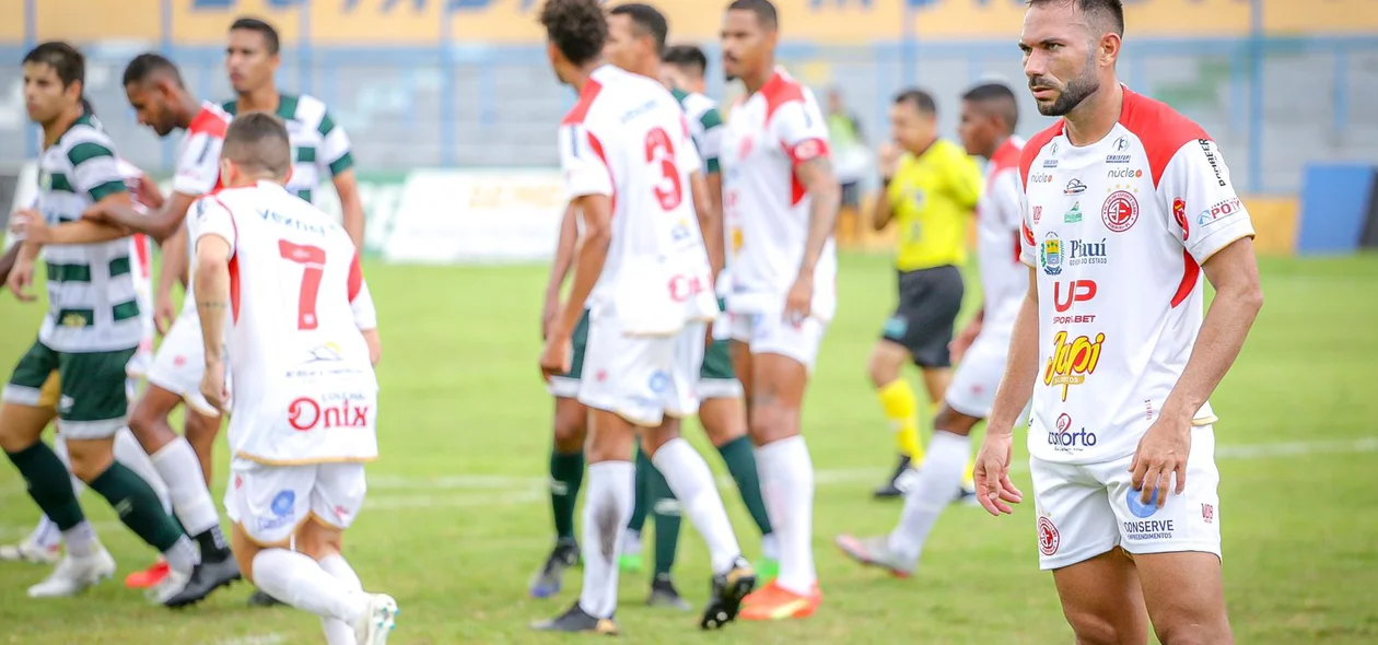 Equipe se prepara para defender bola aérea