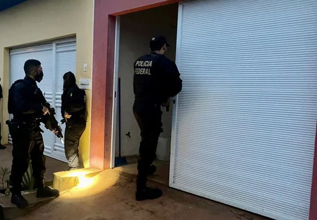 Equipes da PF em diligências na Operação Bórgias