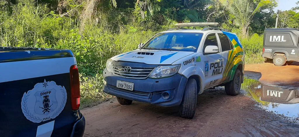 Equipes da PM e Polícia Civil no local