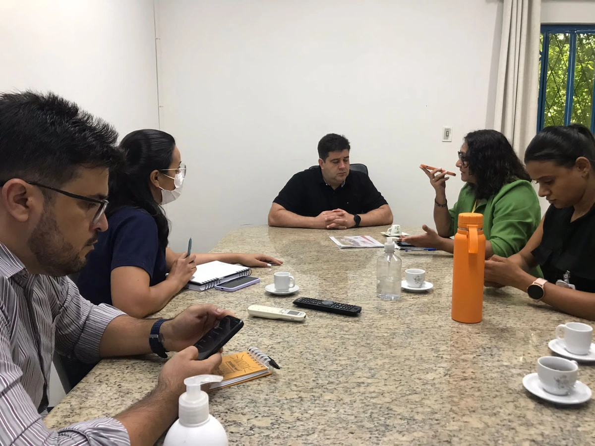 Equipes da Semam e do Hospital São Marcos em reunião na sede da secretaria