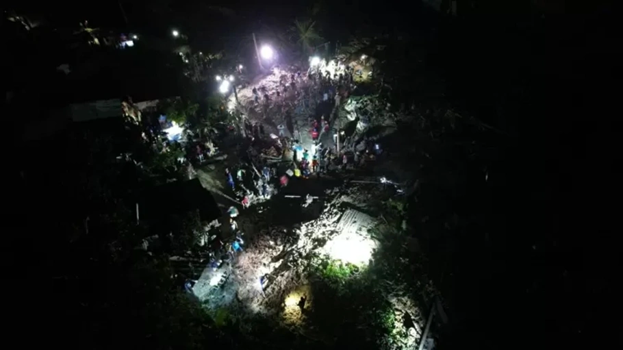 Equipes de busca trabalham durante madrugada