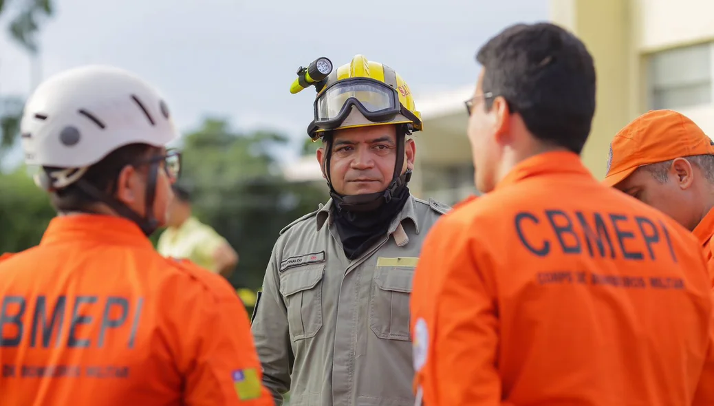 Equipes tiveram que usar proteção respiratória para tirar o corpo da vítima do local