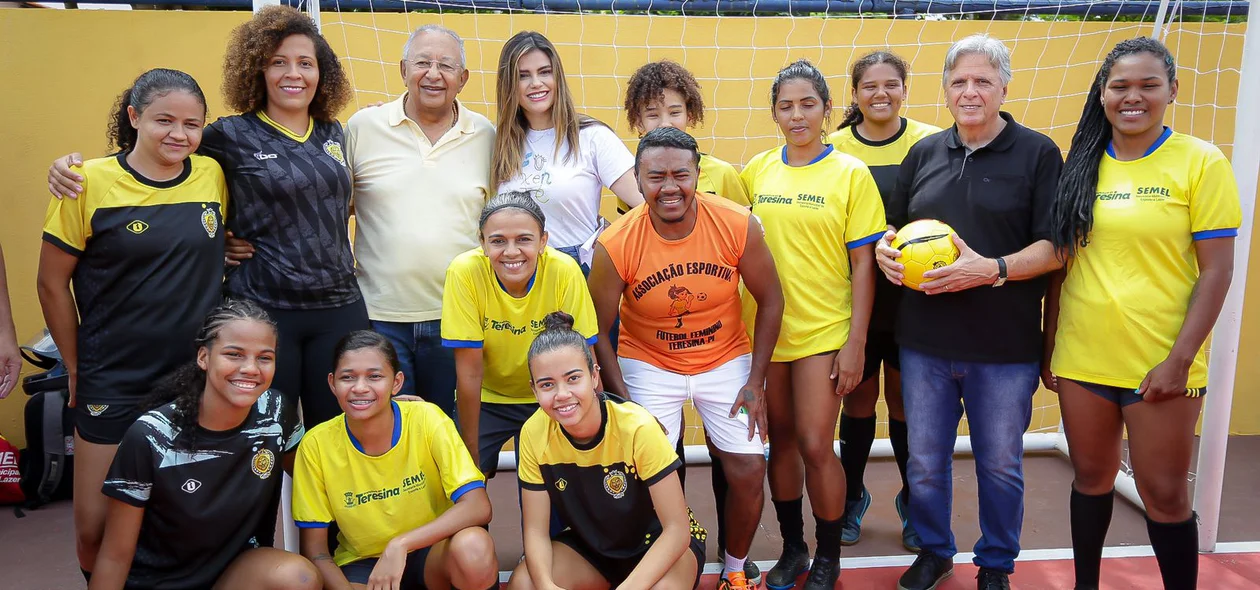 Escolhinha de futsal conteplada com a quadra