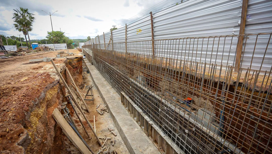 Estruturas reforçadas para sustentar as vias laterais da Avenida João XXIII