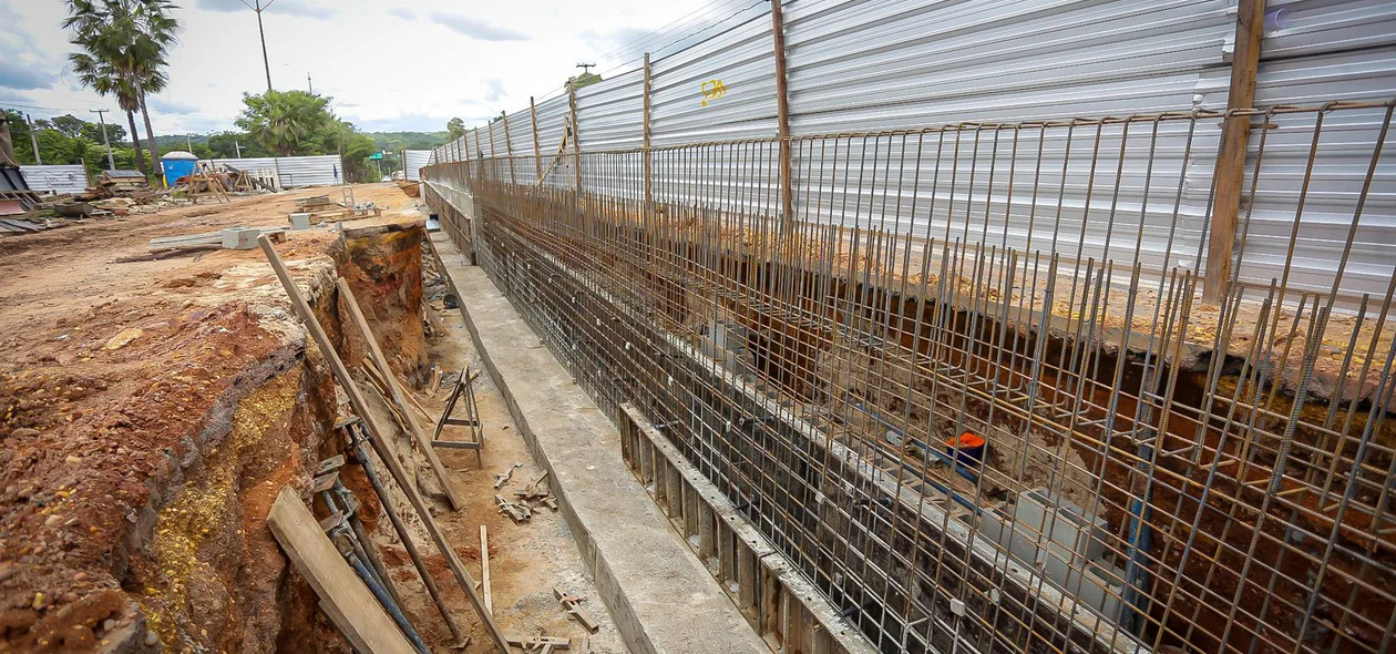 Estruturas reforçadas para sustentar as vias laterais da Avenida João XXIII