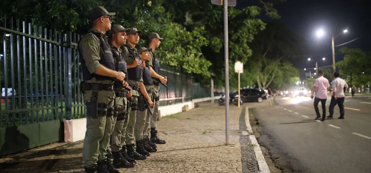 Estudantes do curso de formação da PM-PI nas ruas