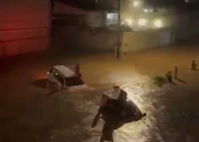 Família é socorrida por moradores em meio a tempestade