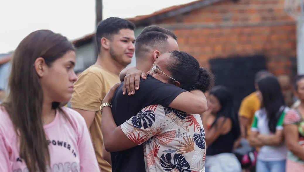 Familiares das vítimas no local do crime