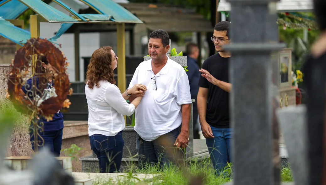 Familiares e amigos se despediram do empresário
