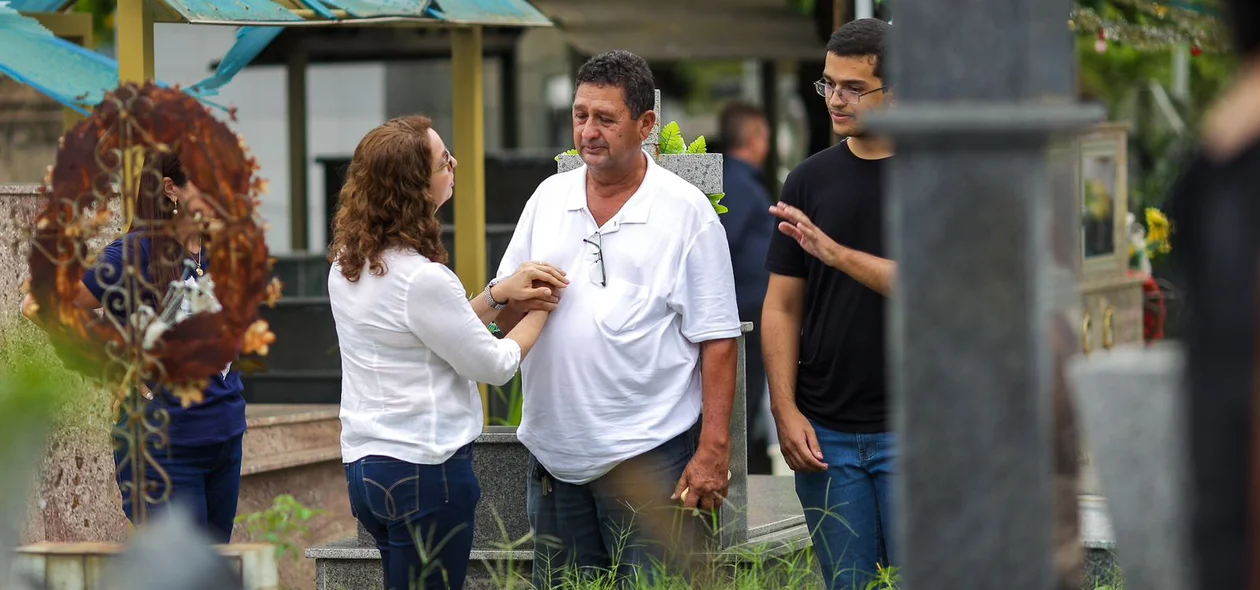 Familiares e amigos se despediram do empresário