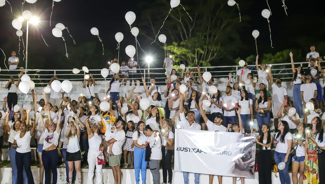 Familiares e amigos soltam balões brancos em homenagem