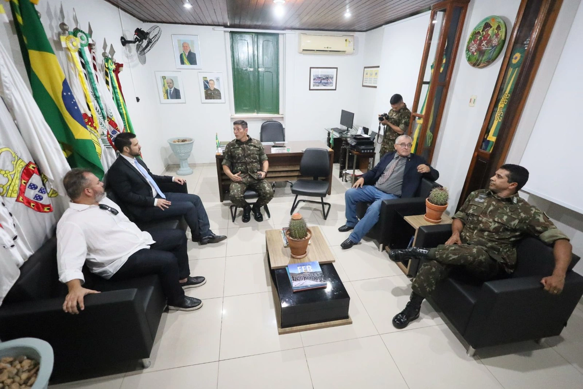 Felipe Sampaio faz visita ao 25º BC