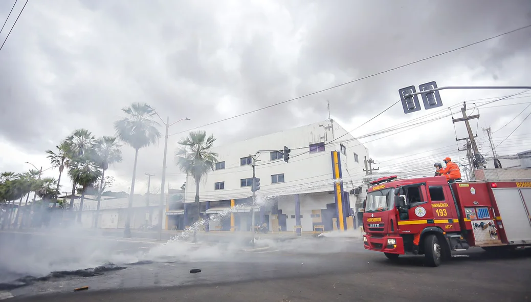 Fogo foi contido pelos bombeiros