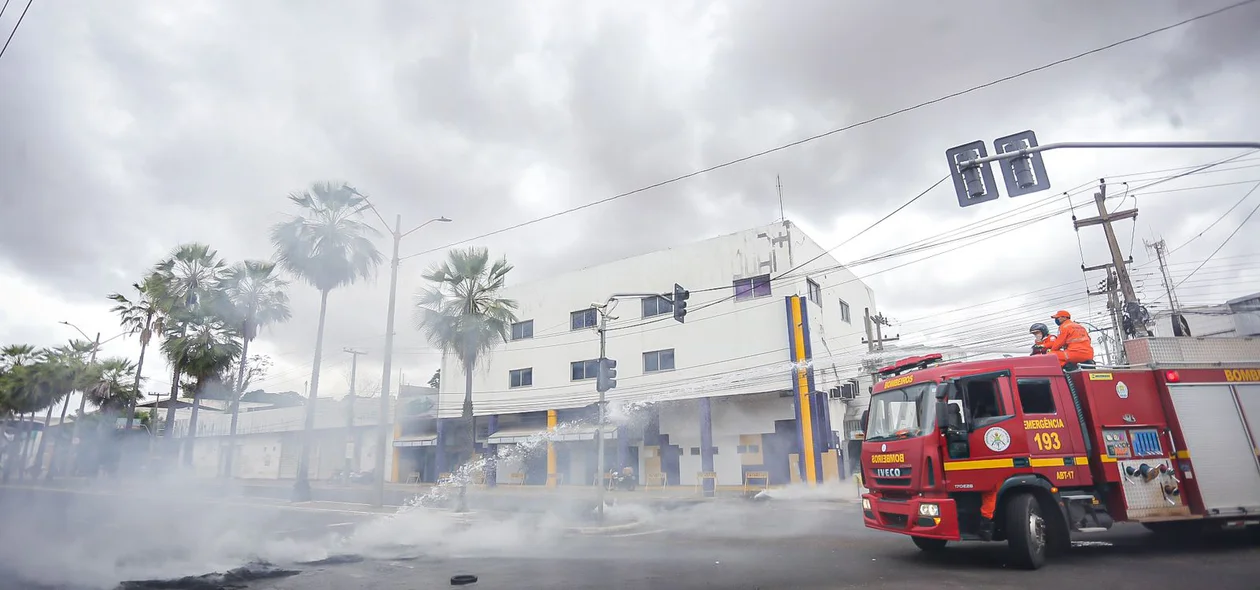 Fogo foi contido pelos bombeiros