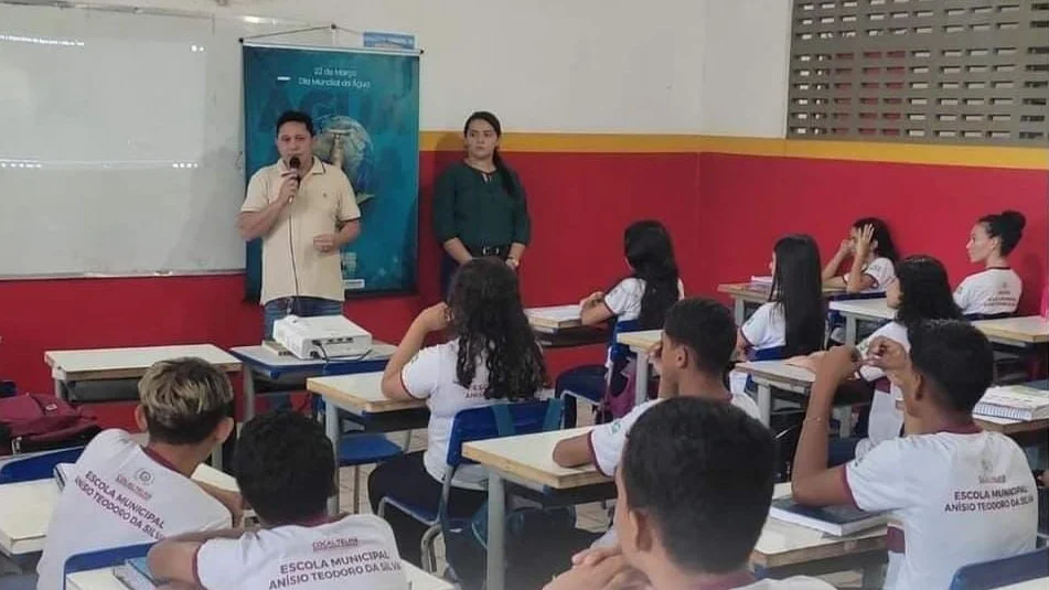 Foram realizadas palestras sobre o tema de importância da água e da preservação das áreas ambientais da água