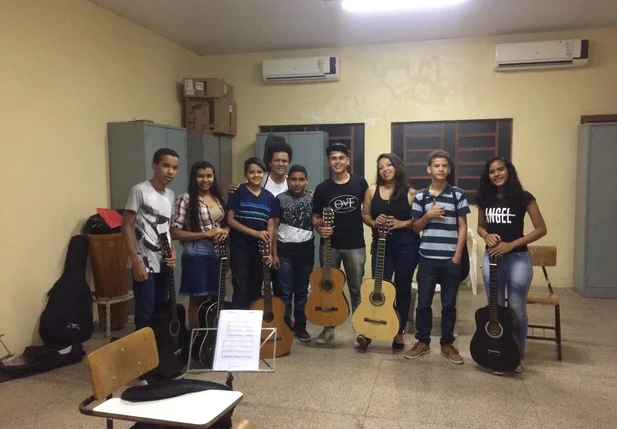 Fundação Monsenhor Chaves abre vagas para curso de violão no Teatro do Boi