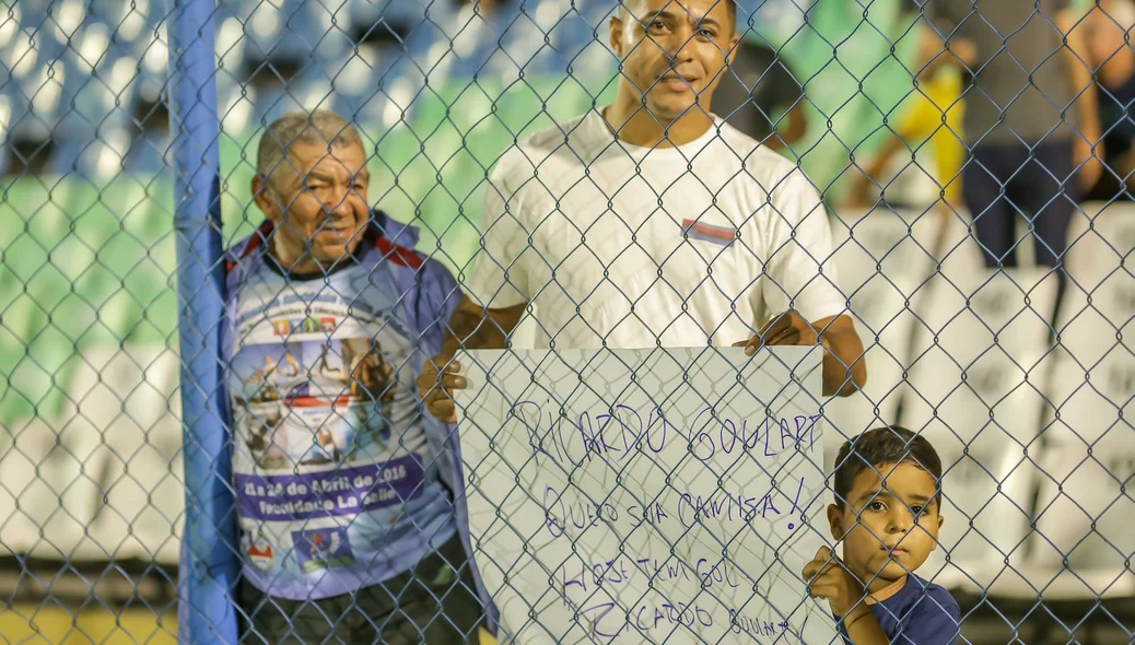 Garotinho pedindo a camisa de Ricardo Goulart, atacante do Bahia