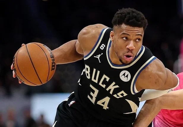 Giannis Antetokounmpo faz triplo-duplo contra Wizards