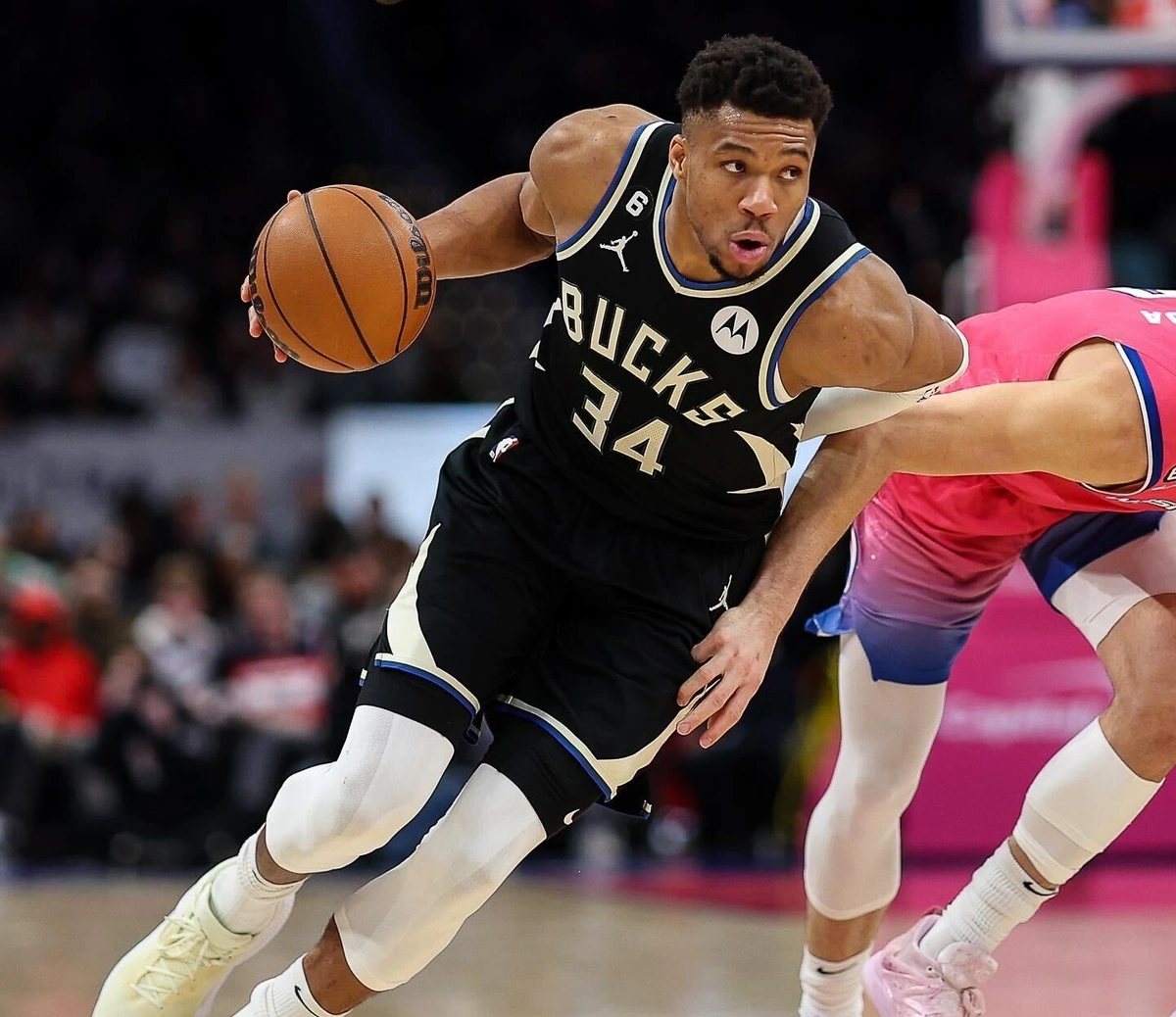 Giannis Antetokounmpo faz triplo-duplo contra Wizards