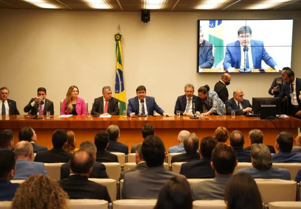 Governador Rafael Fonteles em reunião em Brasília
