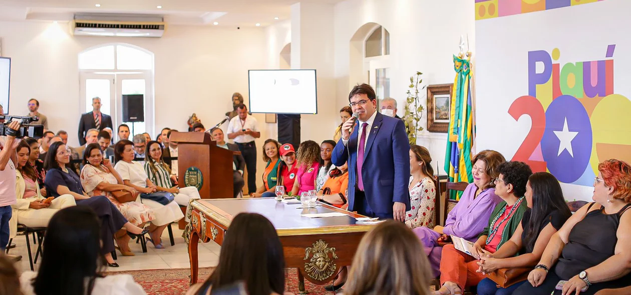 Governador Rafael Fonteles em solenidade no Palácio de Karnak