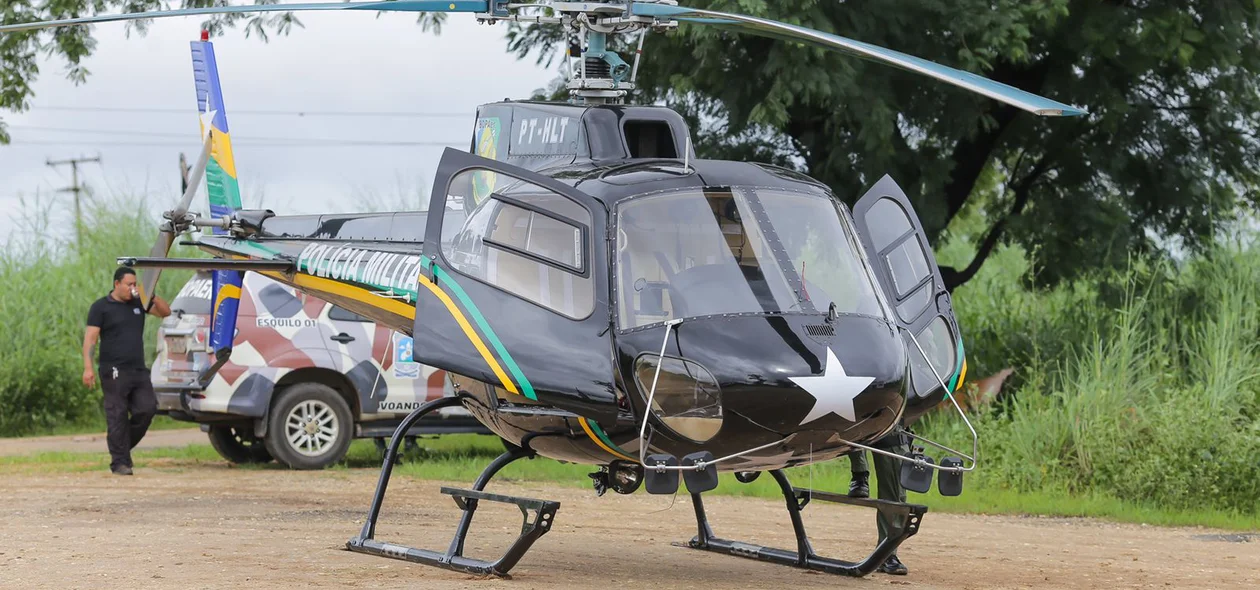 Helicóptero da PMPI deu apoio durante desocupação de posse.jpeg