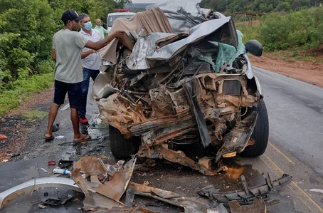Hilux ficou destruída