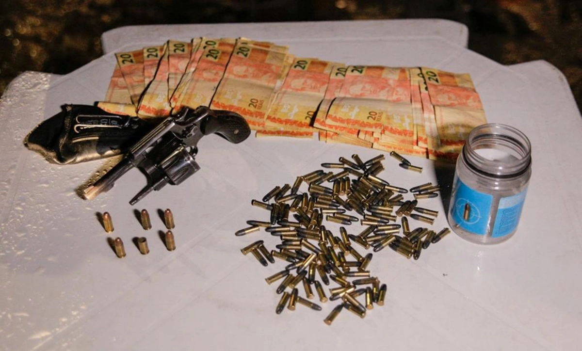 Homem é preso com arma e munições no bairro Todos os Santos