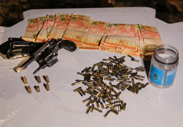 Homem é preso com arma e munições no bairro Todos os Santos