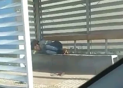 Homem fardado com camisa da Equatorial Piauí é preso em parada de ônibus