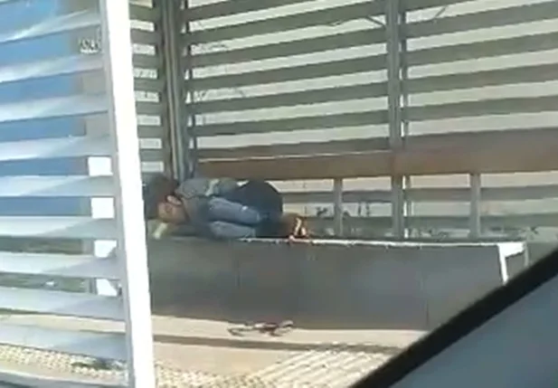 Homem fardado com camisa da Equatorial Piauí é preso em parada de ônibus