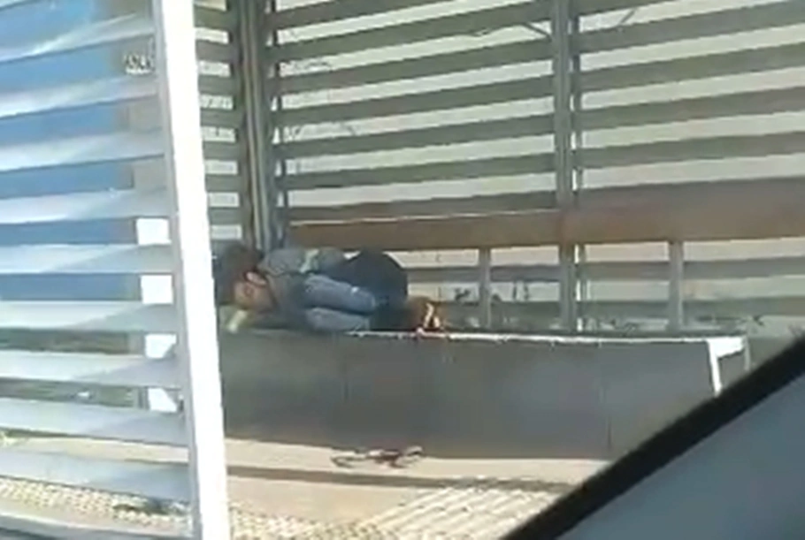 Homem fardado com camisa da Equatorial Piauí é preso em parada de ônibus