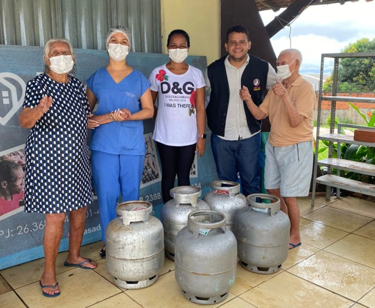 Idosos da Casa Manain receberam botijões de gás do Procon